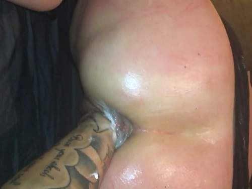 Tattooed hand very deep penetration in pussy bigass wife