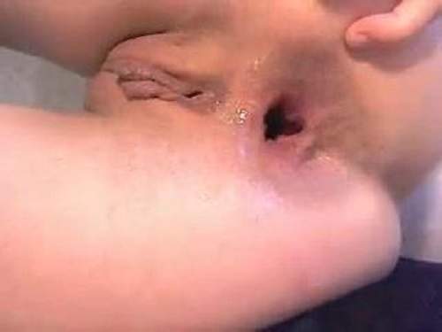 Perverse girl in mask giant anal gape amateur