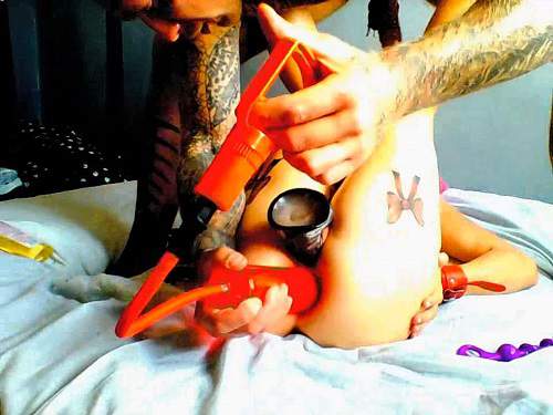 Amateur – Girl gets dildo penetration during anal pump with insane tattooed male