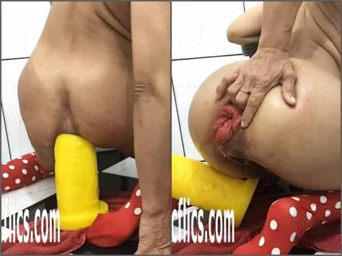 Anal stretching – Sexy MILF Maria shocking size yellow dildo penetration fully in prolapse
