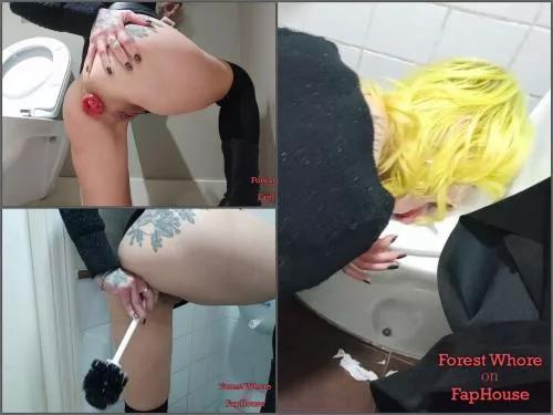 Anal prolapse – Forest whore Drinking piss while walking around the city and licking public toilets – Premium user Request