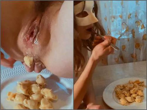 Amateur – The Little Selena makes dumplings and eats them after